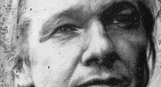 Anonymous pro-Assange contro il governo UK
