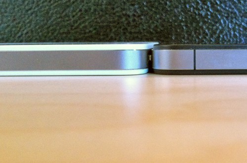 iPhone bianco e iPhone nero a confronto iPhone bianco e iPhone nero a confronto