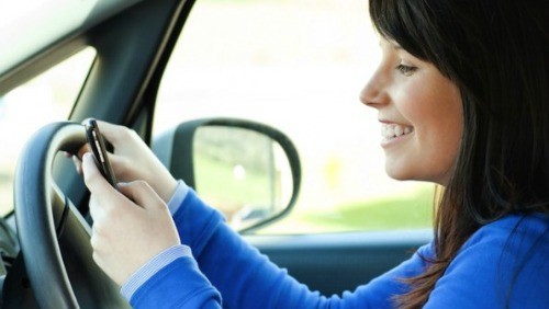 Facebook al volante: l'ultima tendenza degli automobilisti
