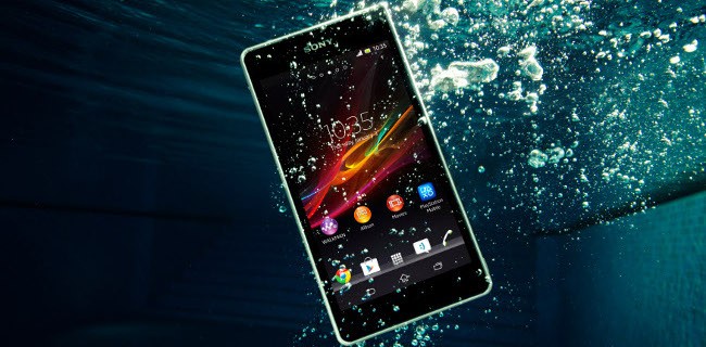 Sony svela Xperia ZR: fa foto e video sott'acqua Sony svela Xperia ZR: fa foto e video sott'acqua