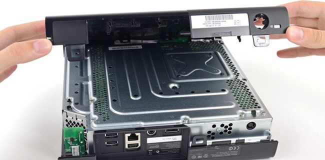La nuova Xbox 360 smontata pezzo per pezzo La nuova Xbox 360 smontata pezzo per pezzo