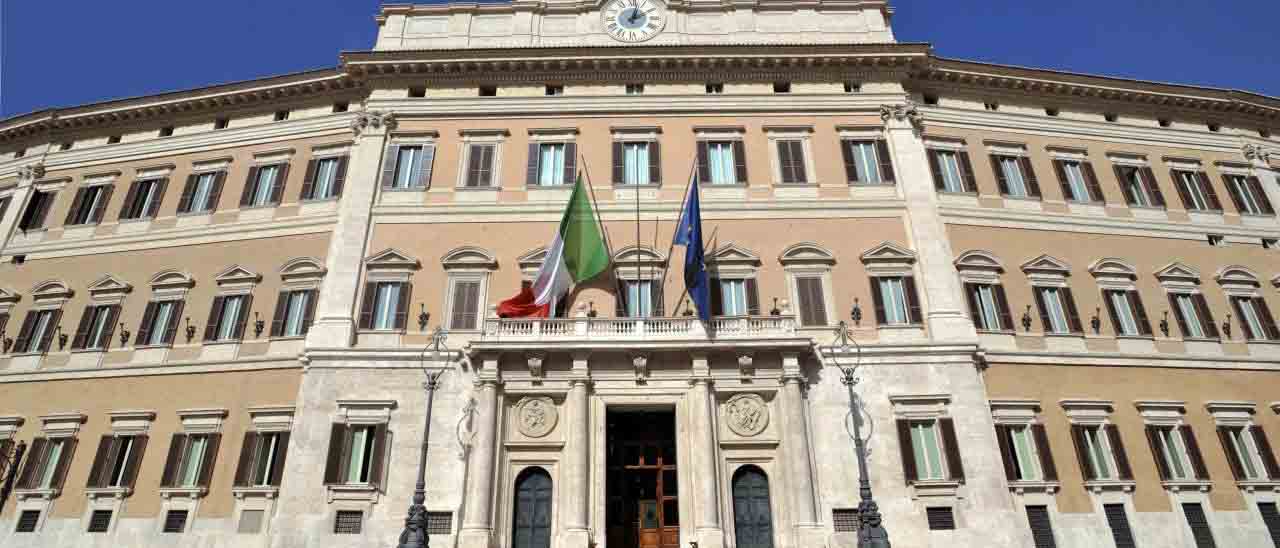 Una legge sul car pooling, e anche Uber