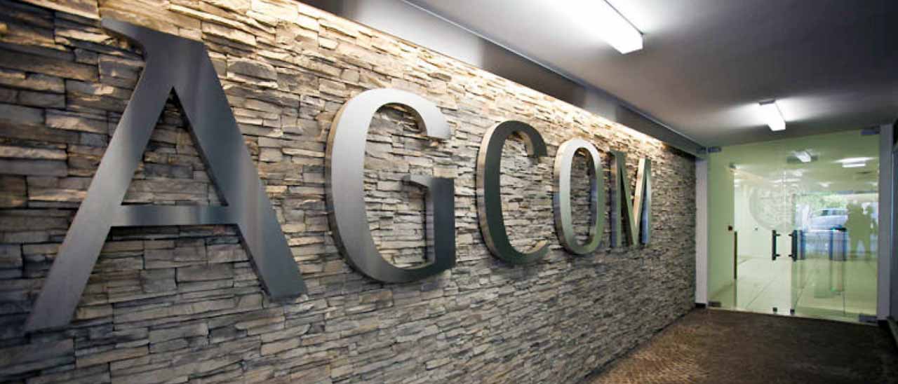 AGCOM, fotografia a metà del guado