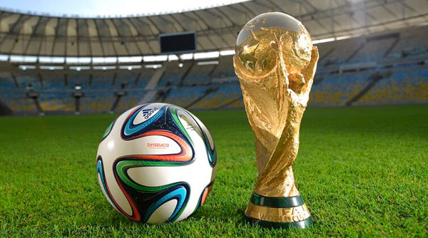 Il pallone ufficiale della competizione Adidas Brazuca e il trofeo assegnato alla squadra vincitrice dei mondiali