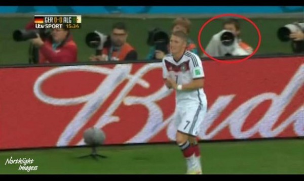 Una fotocamera coperta da un telo ai Mondiali 2014, dovrebbe essere la Canon EOS 7D Mark II