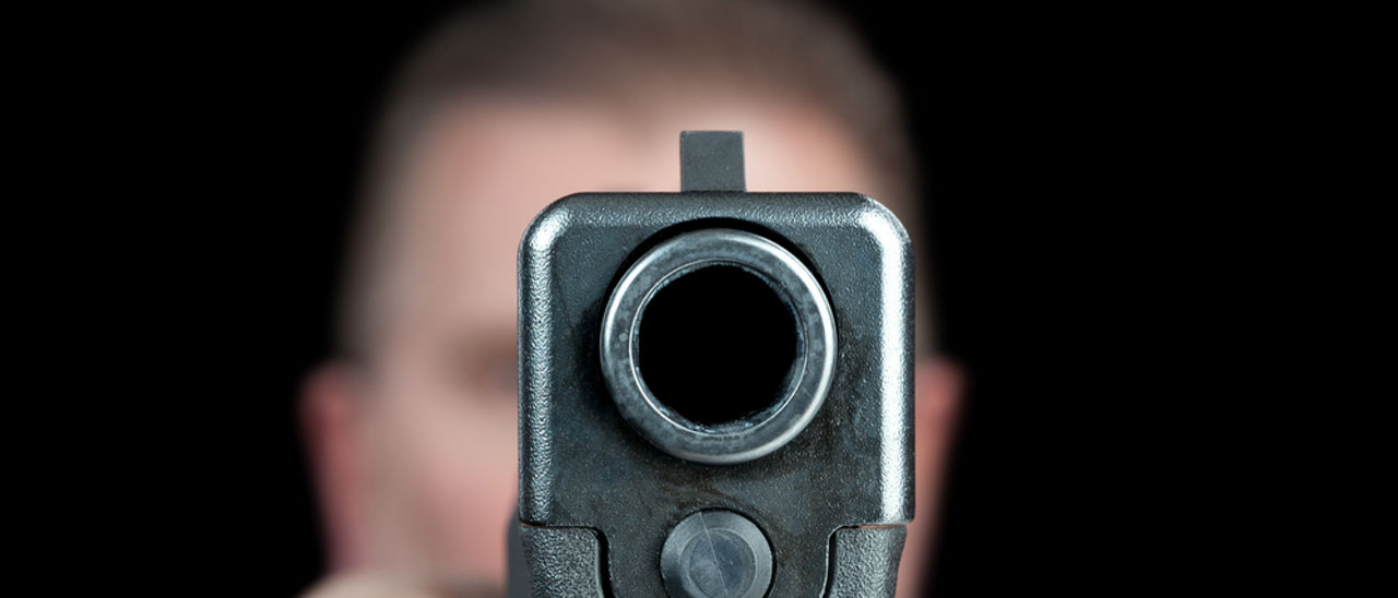 Si fa un selfie con una pistola e si spara
