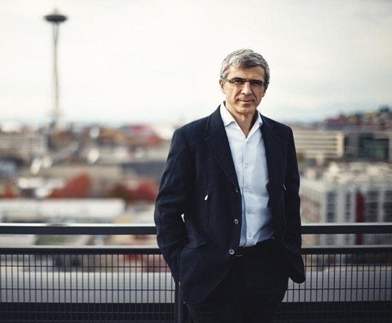 Diego Piacentini, 55 anni, milanese, si è unito ad Amazon nel 2000 dopo una esperienza alla Apple. Attualmente è vice presidente senior del Business Consumer International della società di Seattle, città dove vive e dove ancora vivrà facendo il pendolare da Roma. A partire da questa estate, infatti, trascorrerà due anni a lavorare pro bono come il capo dell'ufficio tecnologia digitale del presidente del Consiglio italiano, Matteo Renzi.