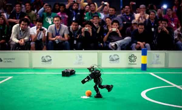 Una partita di calcetto simulata con dei piccoli robot, con tecnologia realizzata dai "campuseros" in un scorsa edizione. 