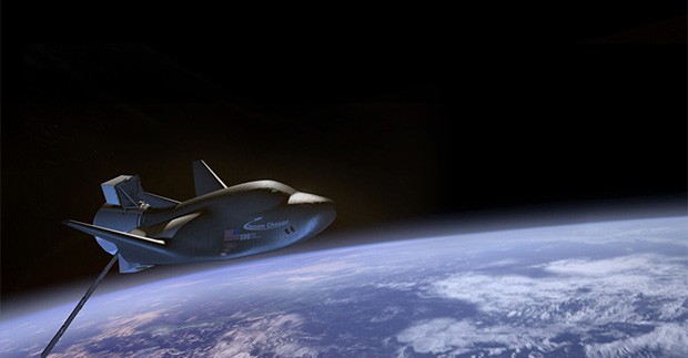 Un'illustrazione mostra il veicolo spaziale Dream Chaser della Sierra Nevada Corporation in orbita intorno alla Terra