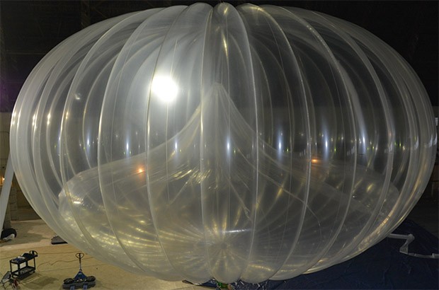 Uno dei palloni aerostatici di Project Loon (all'interno è possibile vedere il "baloonet" utilizzato per l'ascesa e la discesa)