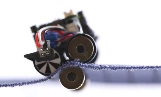 Uno dei piccoli robot autonomi del progetto Rovables, che si muovono sui vestiti