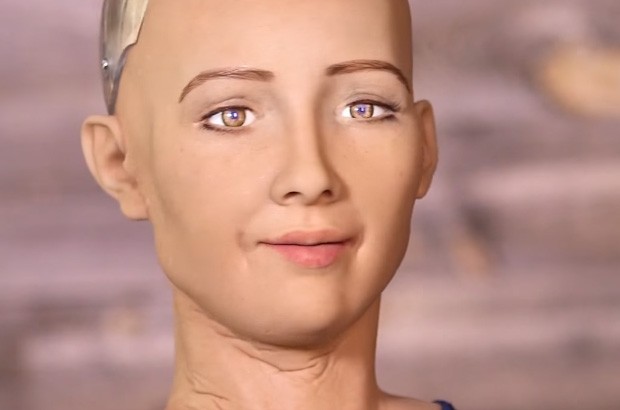 Una delle espressioni facciali del robot Sophia