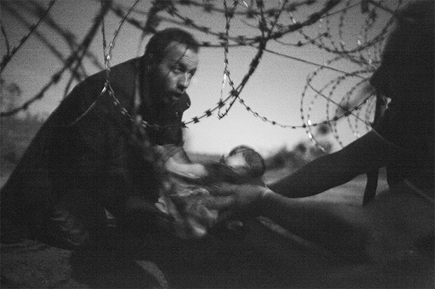 La foto di Warren Richardson, vincitore dell'edizione 2016 del World Press Photo