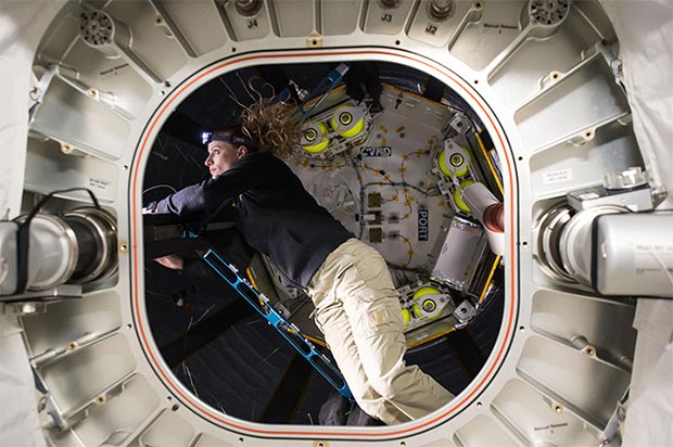 L'astronauta Kate Rubins conduce test all'interno del modulo Beam (5 settembre 2016)