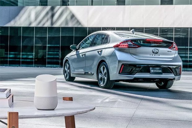 L'interazione tra lo smart speaker Google Home e la vettura Hyundai Ioniq