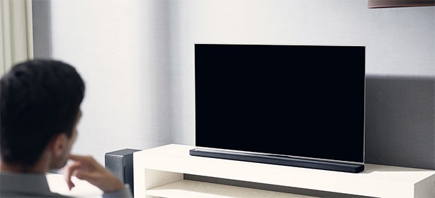 La soundbar LG SJ8 con sistema Chromecast built-in per lo streaming dei contenuti audio in modalità wireless