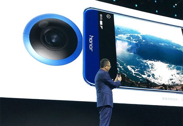 Ming Zhao, presidente di Honor Huawei Business Unit, con la nuova videocamera a 360 gradi Honor VR