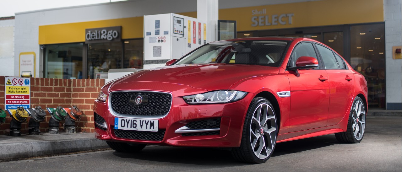 Jaguar, il pieno di benzina si paga dall'auto Jaguar, il pieno di benzina si paga dall'auto