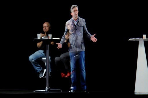 L'ologramma del candidato francese Jean-Luc Melenchon sul palco di un evento a Parigi