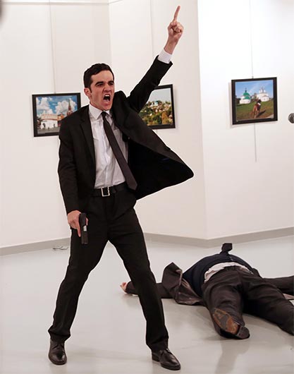 L'immagine che ha vinto il World Press Photo of the Year è stata scattata da Burhan Ozbilici di Associated Press