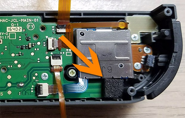 Nella foto è indicato il pezzo di schiuma conduttiva inserito nel Joy-Con sinistro per evitare i problemi di desincronizzazione