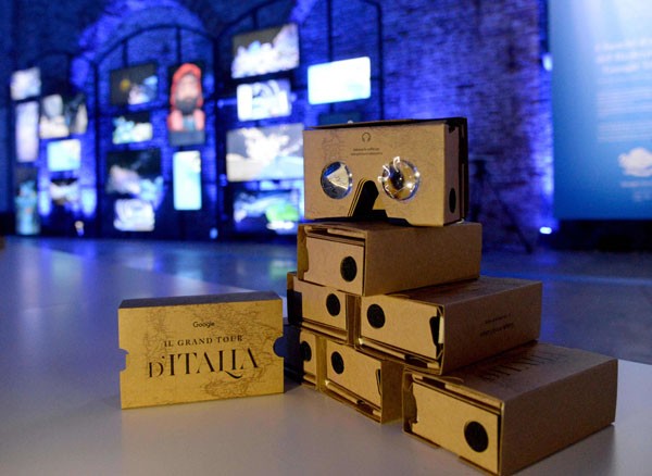 Uno dei protagonisti del Google Grand Tour presso l'arsenale di Venezia è stata la versione brandizzata del cardboard, presentata dentro una scatola a forma di libro antico, ispirato ai viaggi di Goethe. (©Andrea Pattaro/Vision)