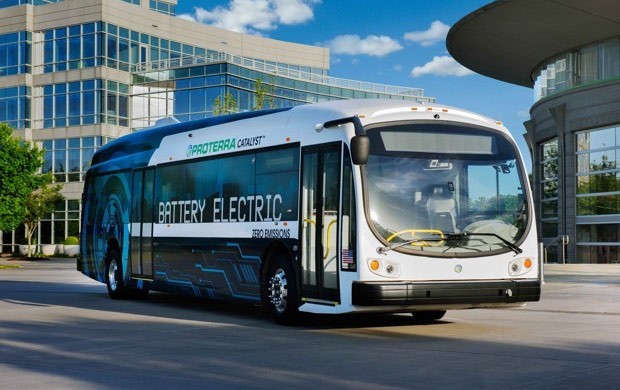 Il bus elettrico di Proterra equipaggiato con sistema di guida autonoma durante la fase di test condotta a Reno (Nevada)