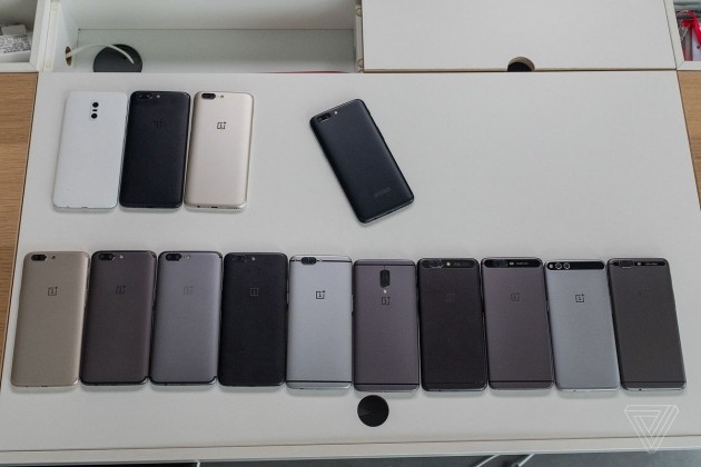 Prototipi del OnePlus 5. Il modello definitivo è al centro.