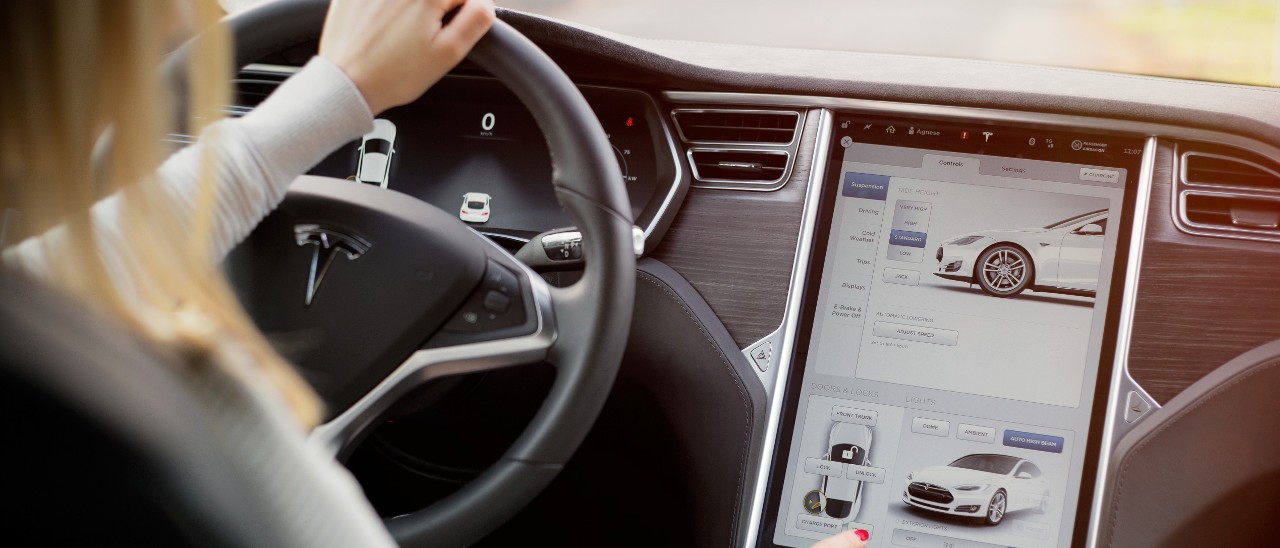 Tesla adegua l'Autopilot alle norme europee