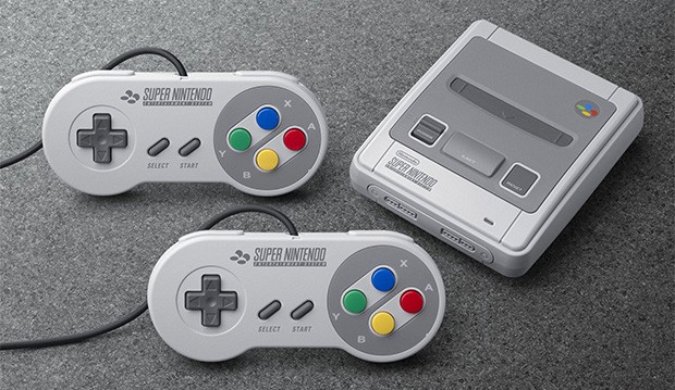 SNES Mini e i due controller forniti in dotazione con la console