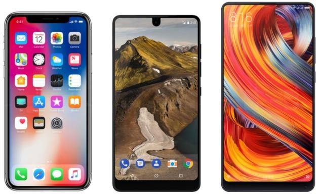 Apple iPhone X (sinistra), Essential Phone (centro) e Xiaomi Mi MIX 2 (destra).