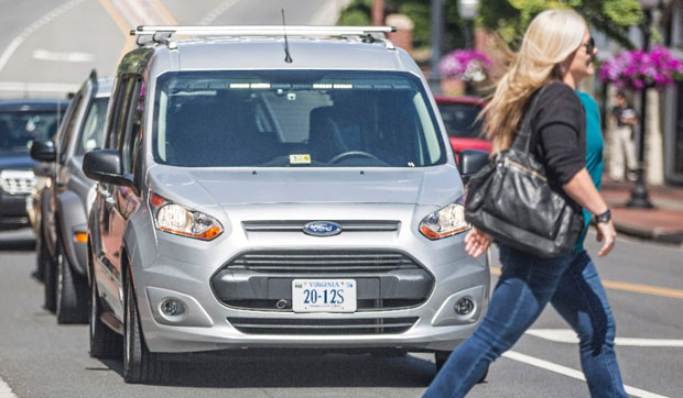 L'esperimento di Ford: implementare una barra luminosa su una self-driving car (in realtà a bordo era presente un guidatore, nascosto all'interno del sedile) per comunicare con i pedoni e con gli altri veicoli