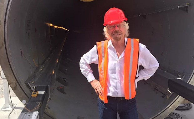 Richard Branson (Virgin) davanti a un tunnel del progetto Hyperloop One