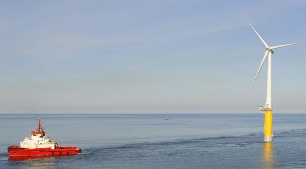 Una delle cinque turbine che compongono il parco eolico offshore galleggiante di Hywind Scotland