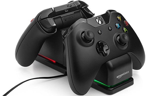 La base di ricarica doppia per controller Xbox One della linea AmazonBasics