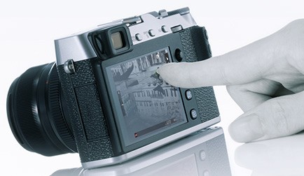 Il display touchscreen della Fujifilm X-E3 può essere sfruttato per la messa a fuoco di oggetti e soggetti inquadrati