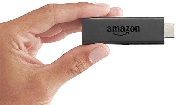 Il dongle Fire TV Stick di Amazon ha un design estremamente compatto, che scompare dietro al televisore una volta connesso allo slot HDMI