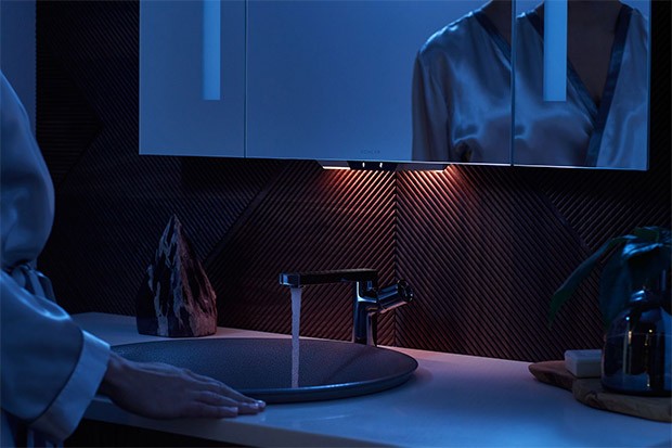 Lo specchio Verdera Voice Lighted Mirror di Kohler, con l'intelligenza artificiale dell'assistente Alexa