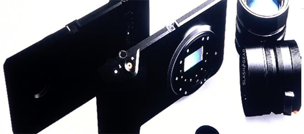 Un'immagine del Moto Mod che dovrebbe rendere compatibile le ottiche di reflex e mirrorless con gli smartphone modulari della serie Moto Z