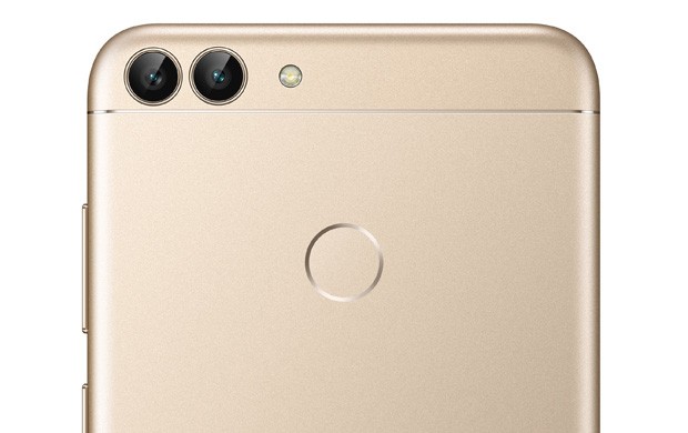 La doppia fotocamera posteriore di Huawei P Smart, particolarmente adatta per i ritratti