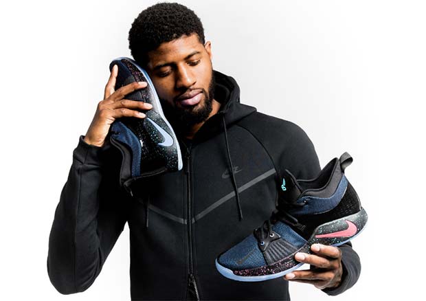 Paul George, cestista americano in forza agli Oklahoma City Thunder nel campionato NBA, che inspiegabilmente cerca di usare le nuove Nike PG2 per telefonare