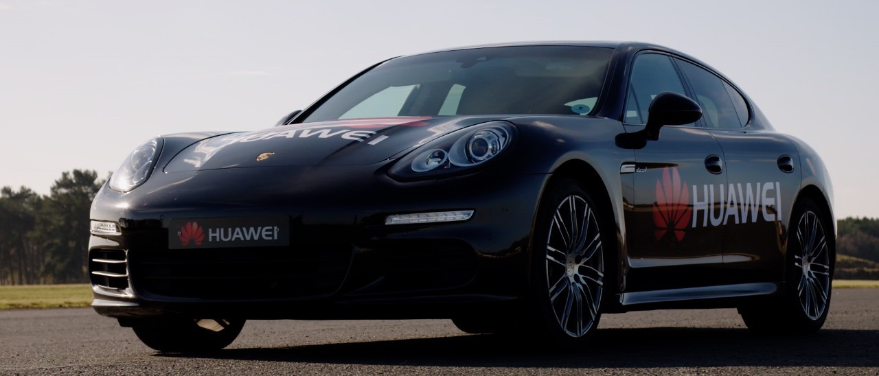 Huawei, uno smartphone guida l'auto Huawei, uno smartphone guida l'auto