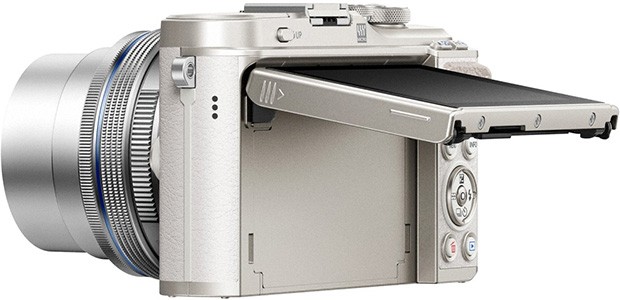 Il design della mirrorless Olympus PEN E-PL9 con il suo display touchscreen inclinabile