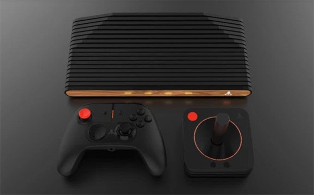 Atari VCS con Classic Joystick, e Modern Controller