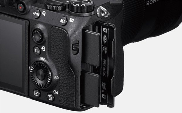 Il doppio slot per schede SD della mirrorless Sony a7 III