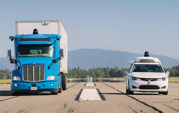 A sinistra il camion a guida autonoma di Waymo, a destra la self-driving car sviluppata dal gruppo californiano