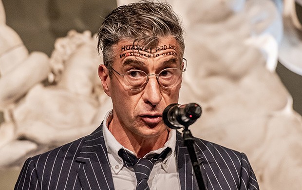 Maurizio Cattelan promuove Huawei P20 Pro e l'iniziativa Rinascimento Urbano a modo suo