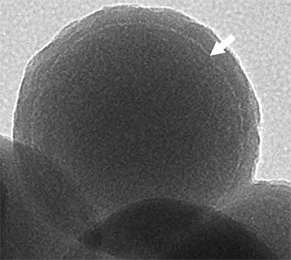 Una sfera di vetro dal diametro pari a 160 nanometri osservata al microscopio