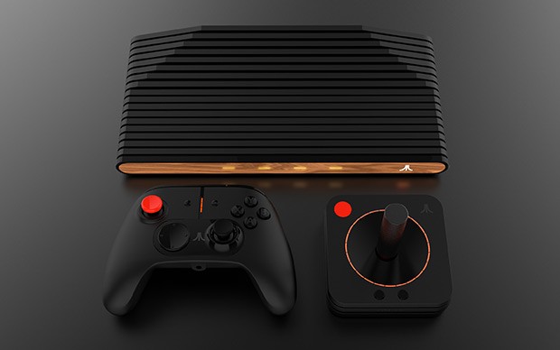 La console Atari VCS con il Modern Controller e il Classic Joystick