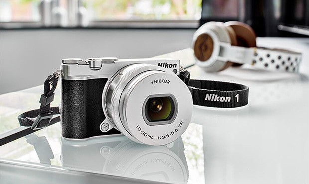 Nikon 1 J5, l'ultimo modello della gamma introdotto nel 2015